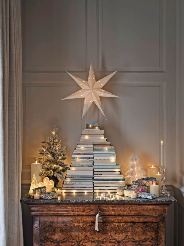 choinka ułożona z książek