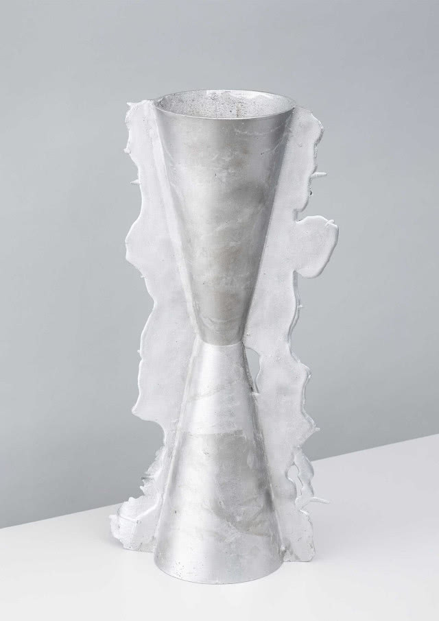 wazon z metalu, srebrny