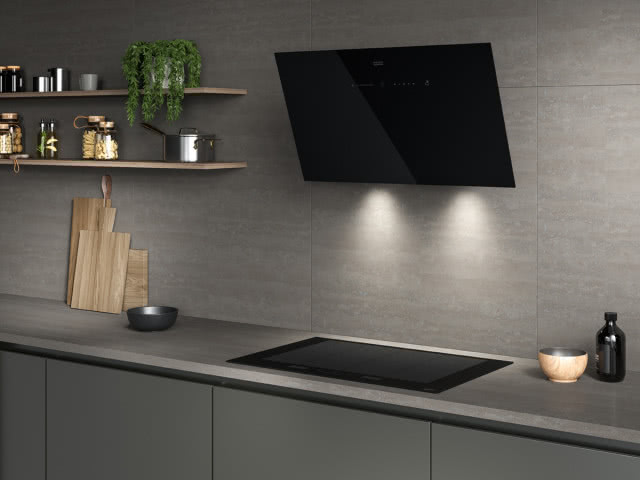 okap, płyta indukcyjna, półki, przyprawy, kwiat w doniczce, deski do krojenia, miseczka