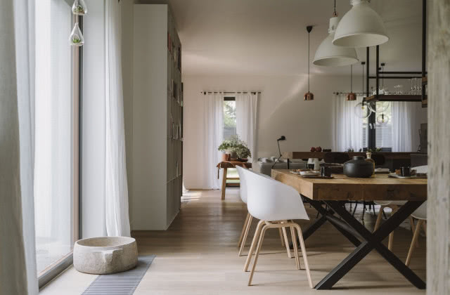 Solidny drewniany stół w strefie jadalnianej