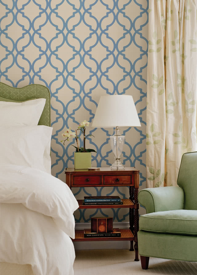 sypialnia z tapetą, stolikiem nocnym i lampką