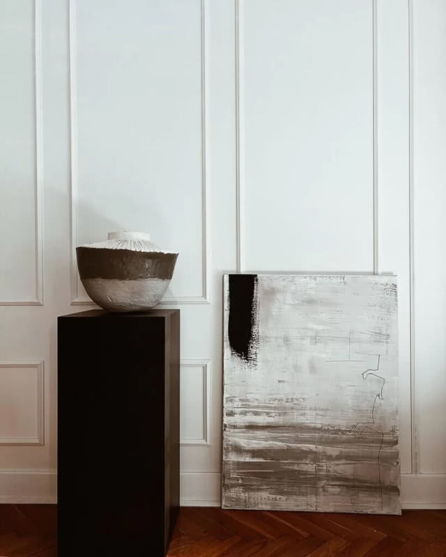 misa na postumencie, obok czarno-szary obraz