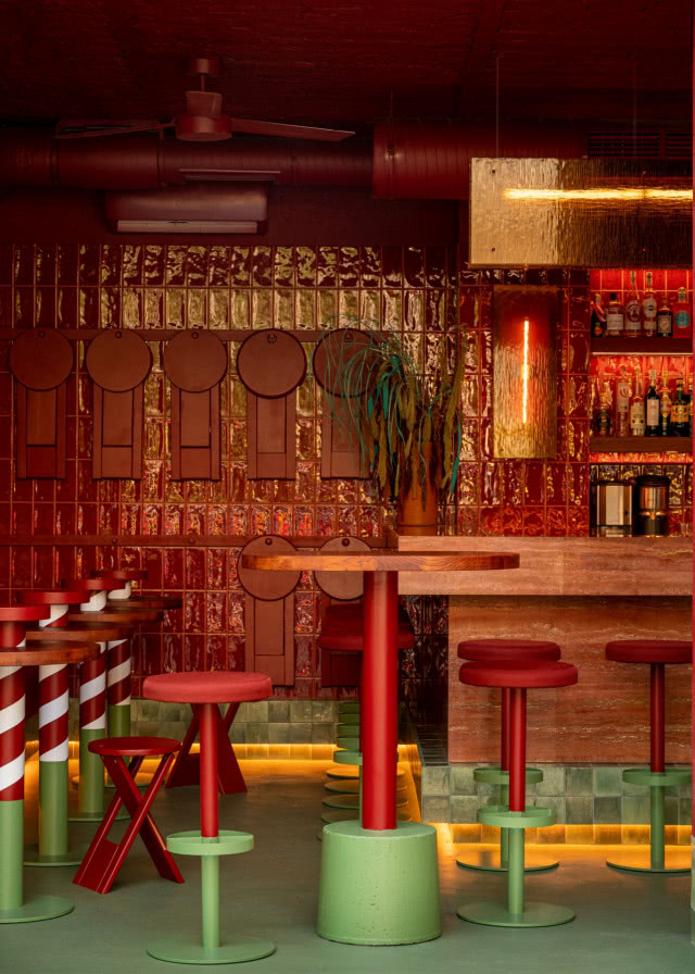 bar z hockerami jak słupki weneckie