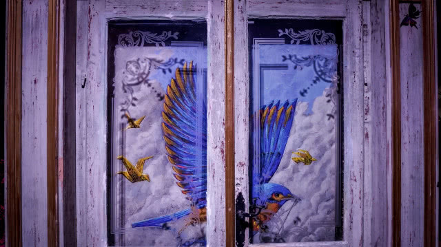 drzwi w zbliżeniu z namalowanym niebieskim ptakiem