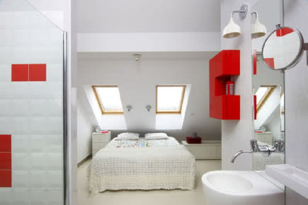 Sypialnia z otwartą łazienka - biała z czerwonymi akcentami
