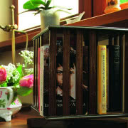 Sypialnia. Surowe, niemal pozbawione ozdób...