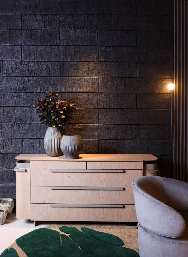 komoda na tle ściany