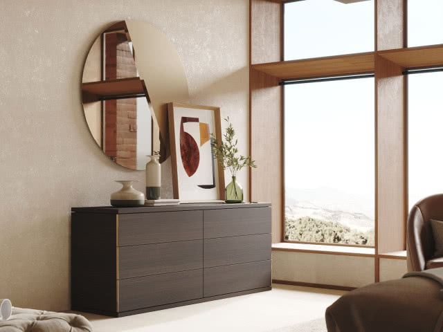 obraz stoi na komodzie