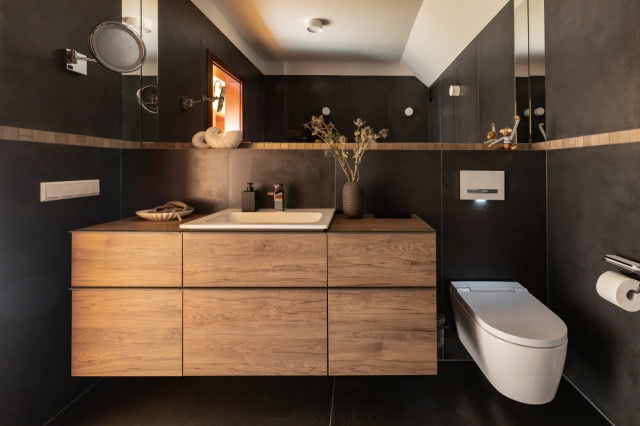 umywalka, wpuszczona w blat, meble drewniane, sedes podwieszany, duże lustro