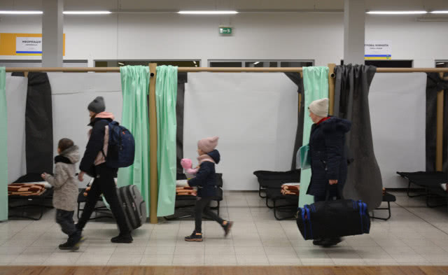 łóżka za kotarami dla uchodźców z Ukrainy