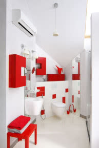 Nowoczesna łazienka - biała z czerwonymi akcentami