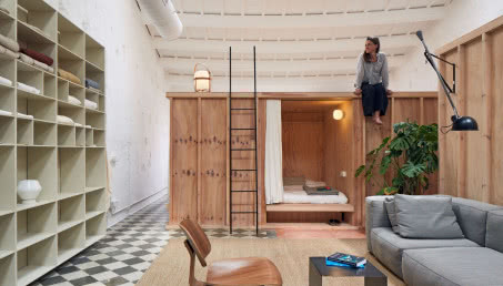 To biuro przypomina wnętrza domu! Zobaczcie, jak projektantki stworzyły przyjazne miejsce do pracy