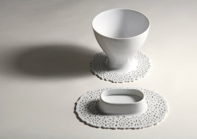 porcelanowe naczynia z podstawką