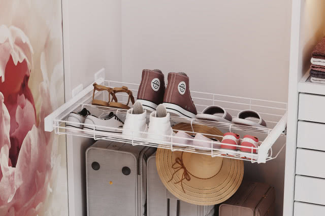 pólka na buty w garderobie, kapelusz, walizki, szuflady