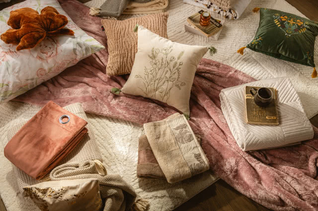 koce i poduszki w kolorach ziemi