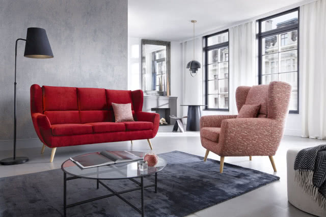 Czerwona sofa i fotel w salonie