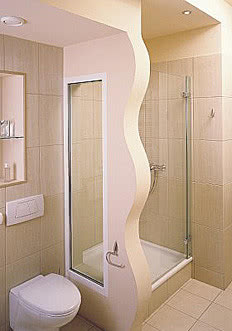 Faliste kształty w klasycznej łazience