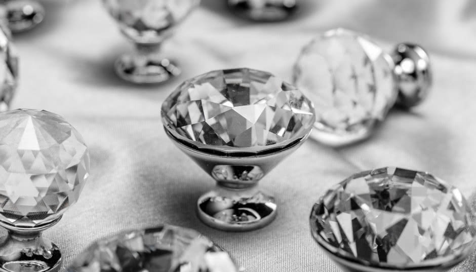 Gałki jak kryształki - "zimowe" uchwyty meblowe