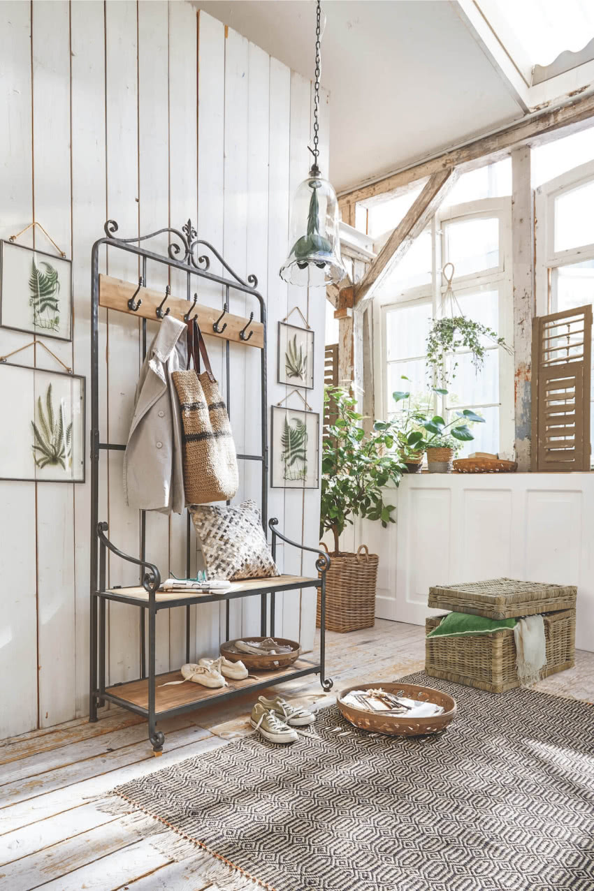 Typowy dla stylu shabby chic wieszak. Funkcja...