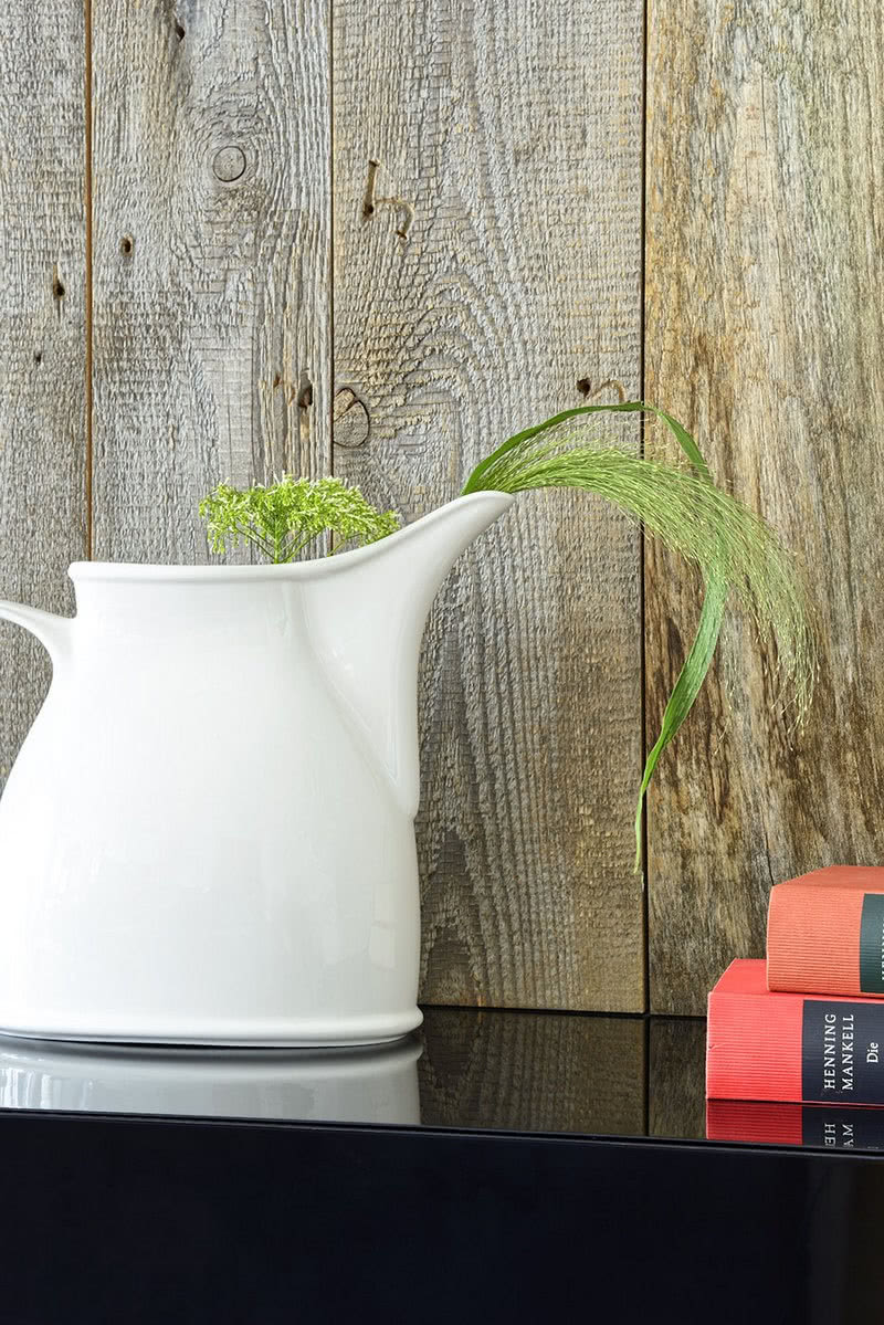 Ściana wyłożona starymi deskami jest dobrym tłem...