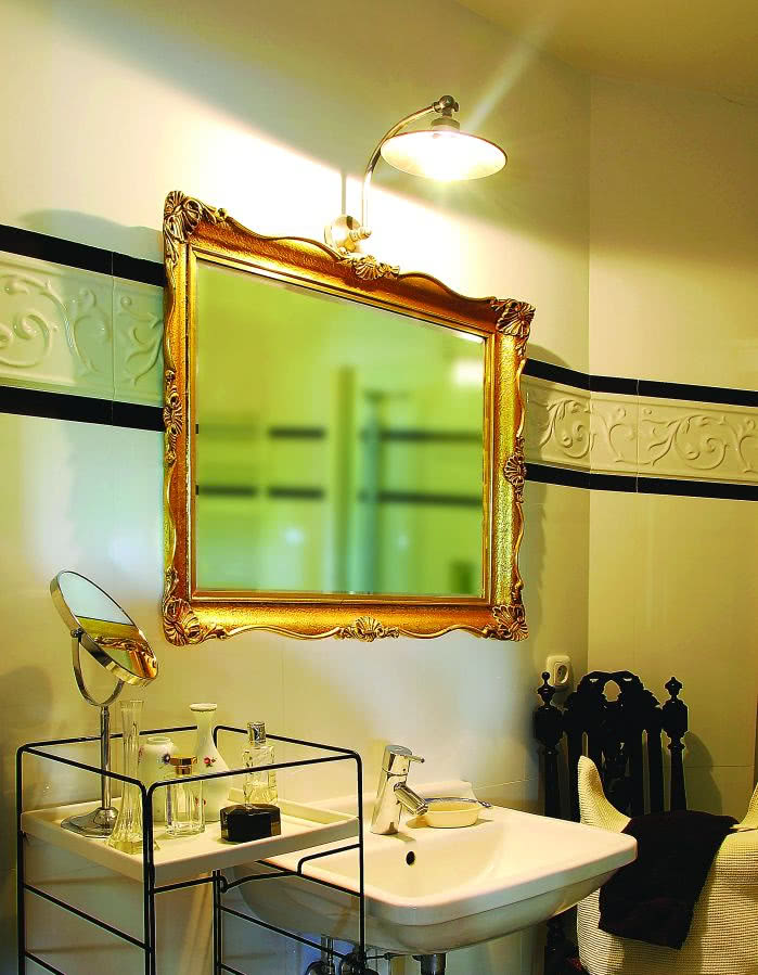 Jedyne dekoracje w łazience to lustro w pysznej...