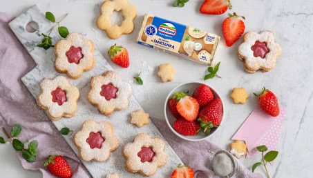 Ciasteczka z okienkiem z musem z rabarbaru i serka kremowego śmietankowego