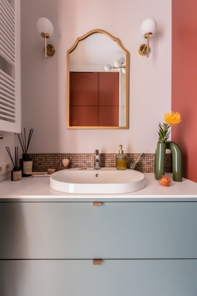 umywalka wpuszczona w blat, lustro, kinkiety, patyczki zapachowe, grzejnik