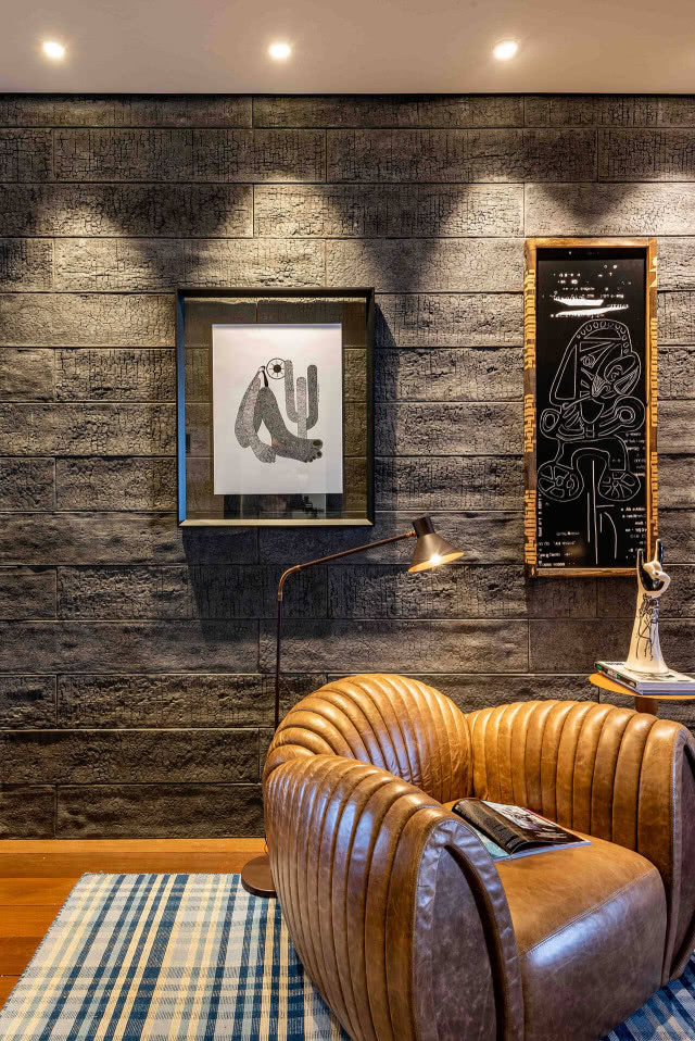 fotel na tle desek w czarnym kolorze