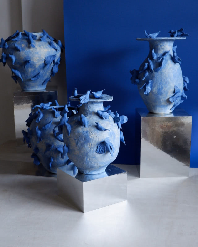 wazon błękitny z przyczepionymi ptakami