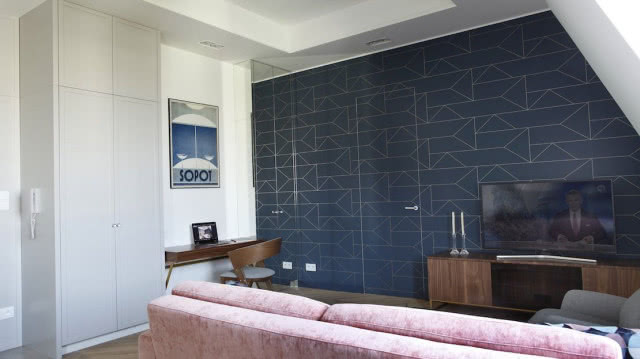 Granatowa tapeta w salonie