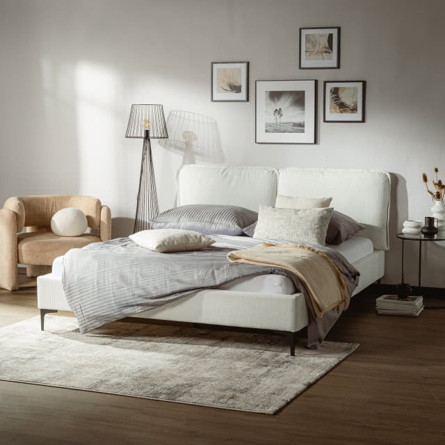 sypialnia, fotel, obrazy na ścianie, stolik kawowy