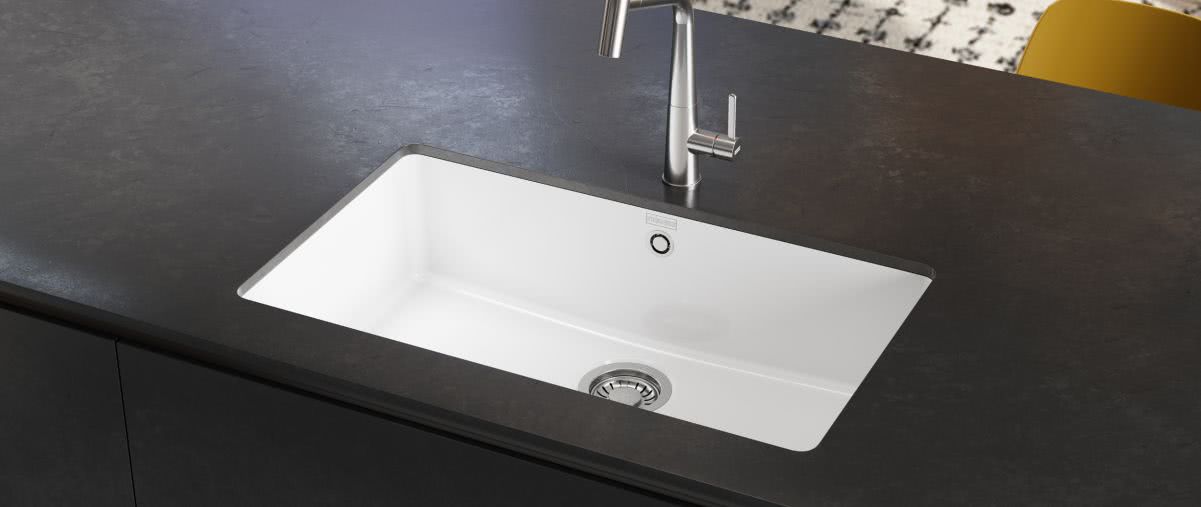Nowoczesne, eleganckie, trwałe. Franke prezentuje ceramiczne zlewozmywaki podwieszane KubusX Fraceram 