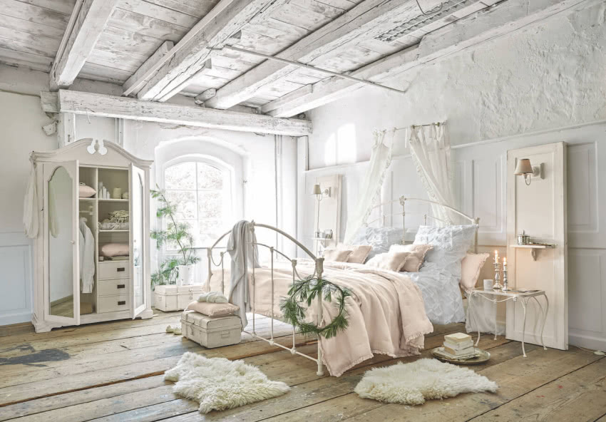 Sypialnia w stylu shabby chic - metalowe łóżko z...