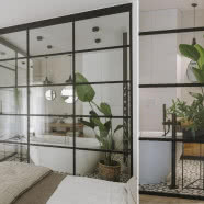 Drewno, szkło i stal w mieszkaniu wielkości domu!