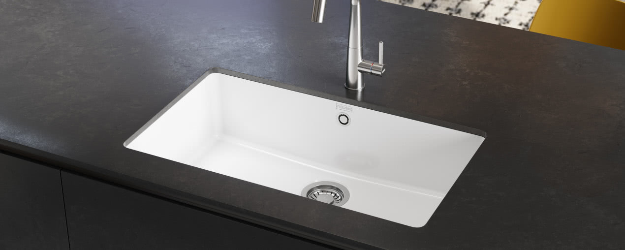 Nowoczesne, eleganckie, trwałe. Franke prezentuje ceramiczne zlewozmywaki podwieszane KubusX Fraceram