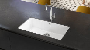 Nowoczesne, eleganckie, trwałe. Franke prezentuje ceramiczne zlewozmywaki podwieszane KubusX Fraceram