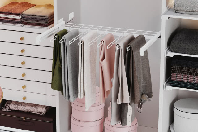 wieszaki na spodnie, ręczniki, kosze na kapelusze, walizka, szuflady