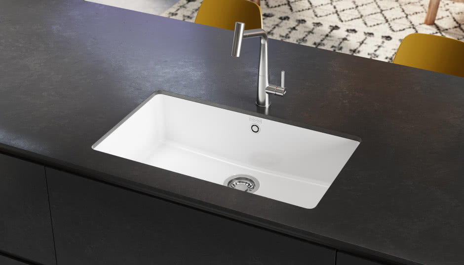 Nowoczesne, eleganckie, trwałe. Franke prezentuje ceramiczne zlewozmywaki podwieszane KubusX Fraceram