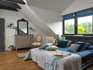 Sypialnia w neutralnych kolorach z niebieskimi akcentami