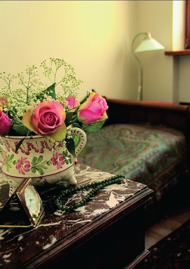 Sypialnia. Surowe, niemal pozbawione ozdób...