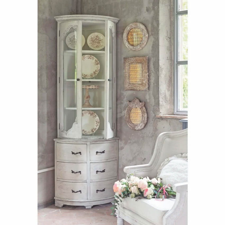 Meble shabby chic - taka półokrągła witryna...