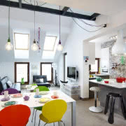 Surowość i jednostajność tego zestawu przełamują...