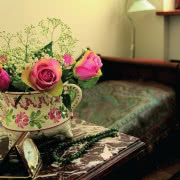 Sypialnia. Surowe, niemal pozbawione ozdób...