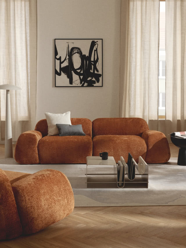 aranżacja salonu z rudą kanapą