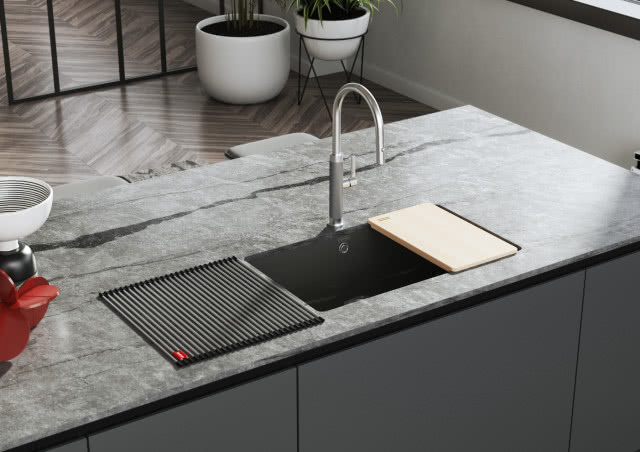 Franke, nowe zlewozmywaki KubusX z materiału Fraceram ® są dostępne w kilku popularnych kolorach, w tym matowym antracycie. Do modeli dostępne są również praktyczne akcesoria jak deska do krojenia czy rollmata