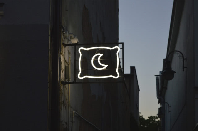 Nowe szyldy na Wiosny Ludów rozświetlają całą ulicę.