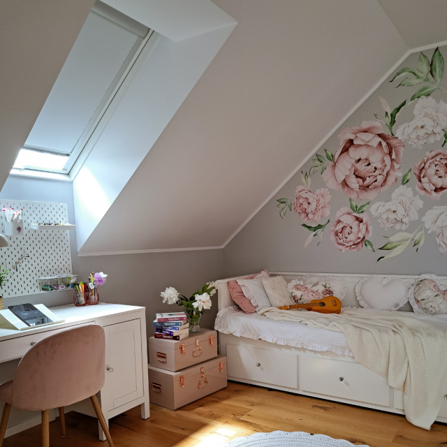 okno dachowe, biurko, krzesło, walizki, łóżko dla dziecka, tapeta z motywem kwiatowym, drewniana podłoga