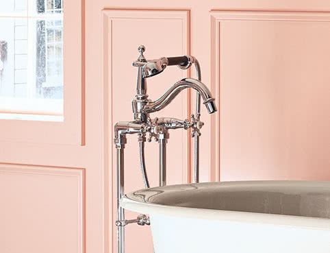 Różowa łazienka pomalowana farbami marki...