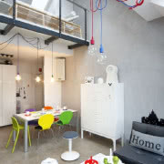 Surowość i jednostajność tego zestawu przełamują...