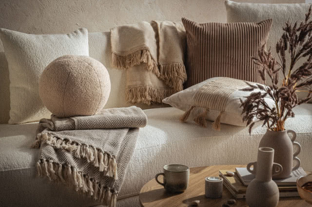 łączenie różnych faktur w podobnej tonacji kolorystycznej i wykorzystywanie jak największej ilości tekstylnych dodatków